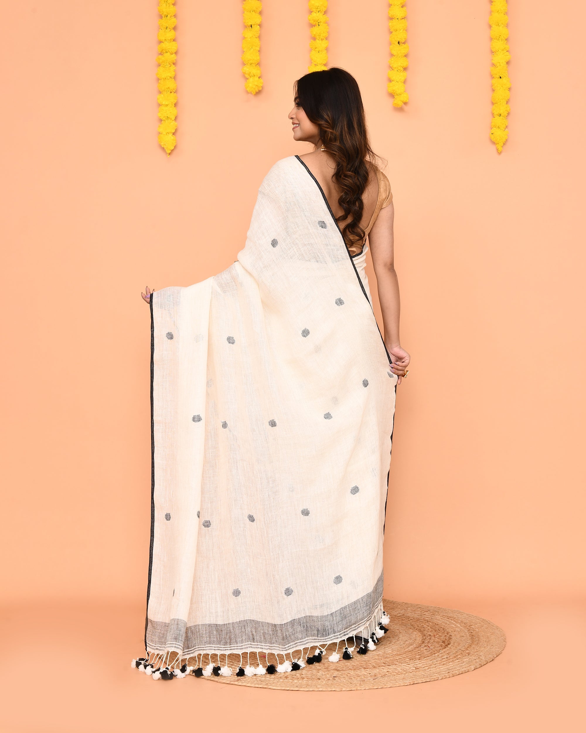 Piyari Fashion Women's Off White Linen Ball Jamdani Saree With Tassels