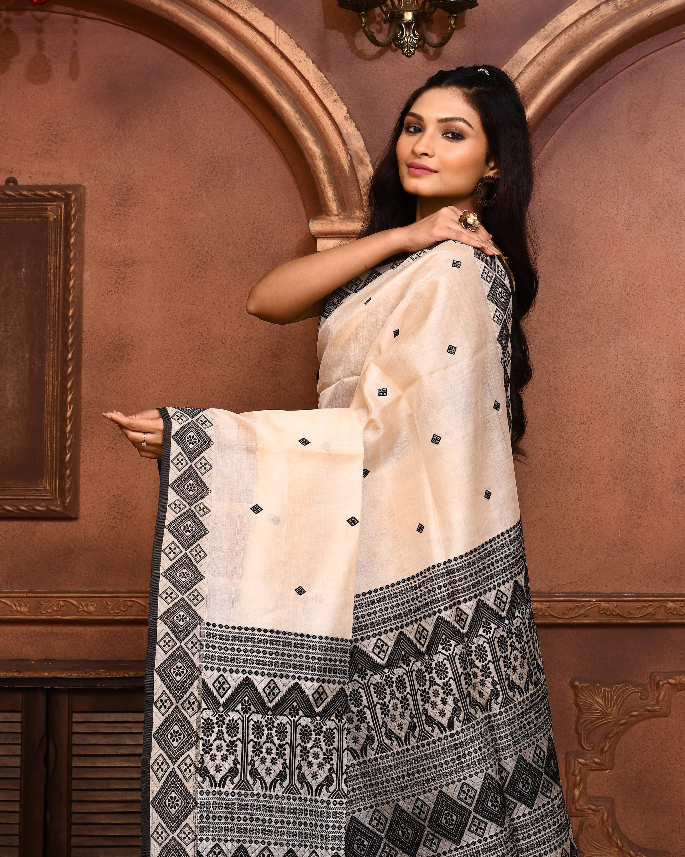 Off White Tussar Silk Jamdani Saree with Blouse Piece