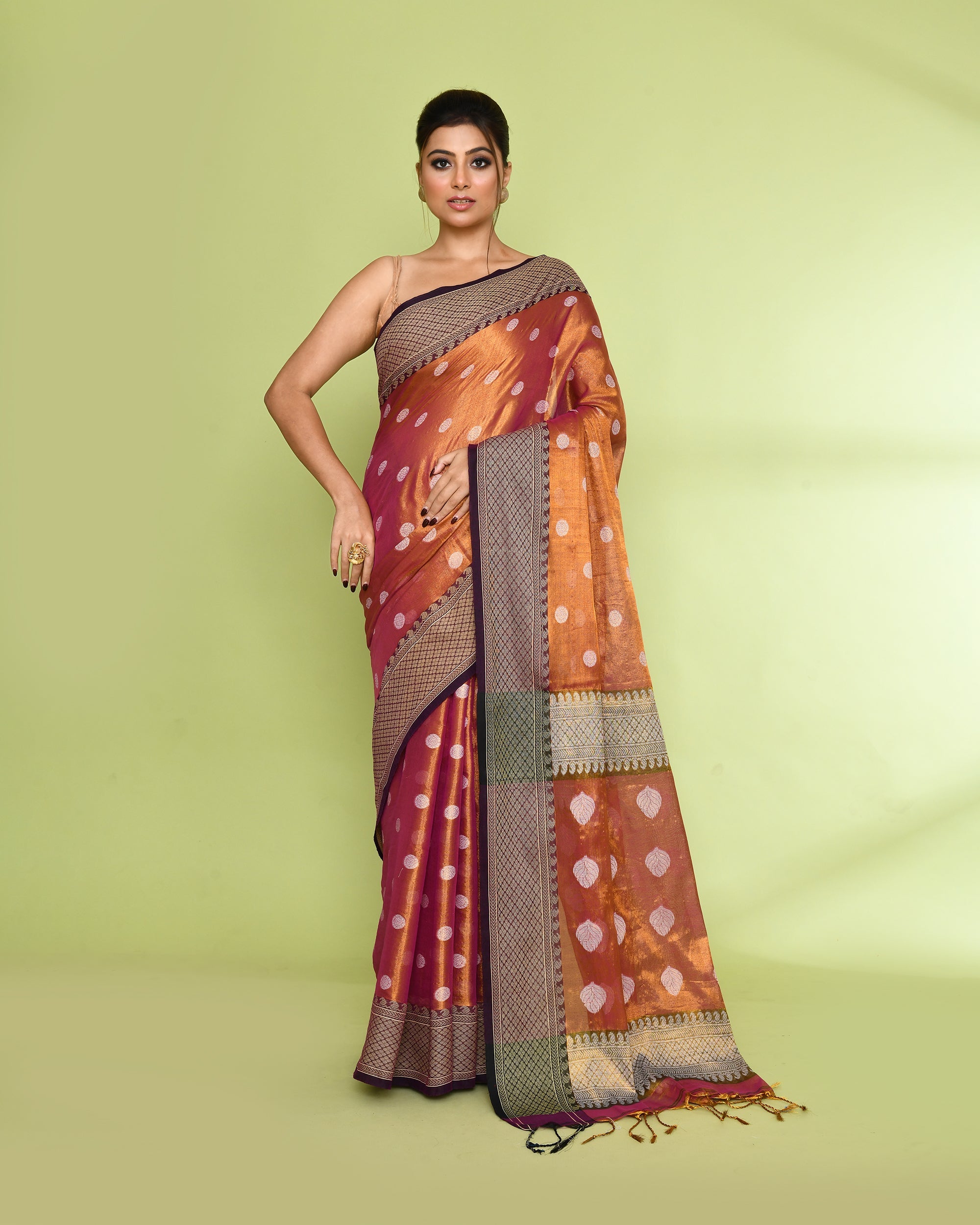 Gold Magenta dual tone handloom tissue Jamdani saree