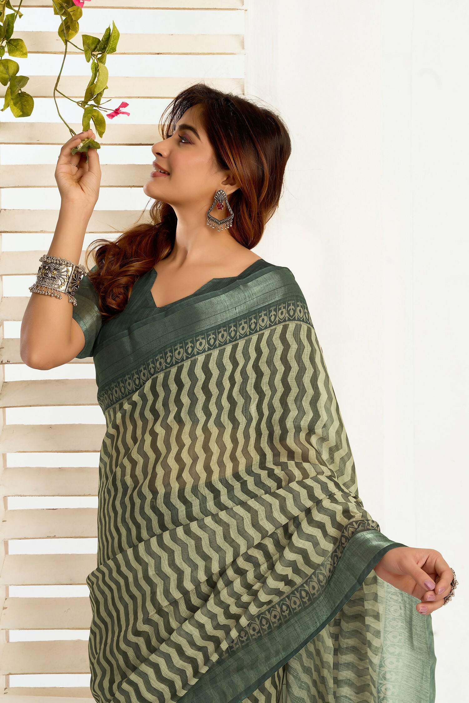 Cream Zig Zag Chevron Linen Ready To Wear Saree with Blouse
