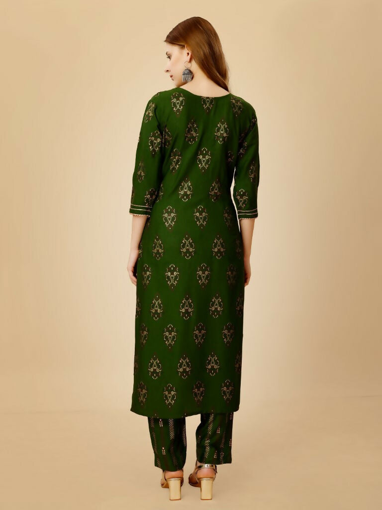 Women's Green Embroidered Straight Kurta Pant Set in Viscose Rayon