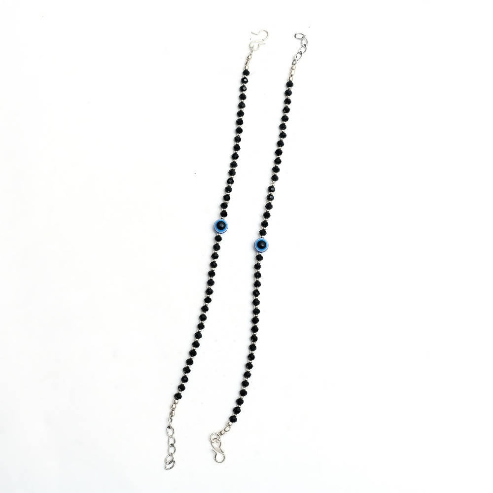 Silver Nazariya anklet with black crystals for a refined look