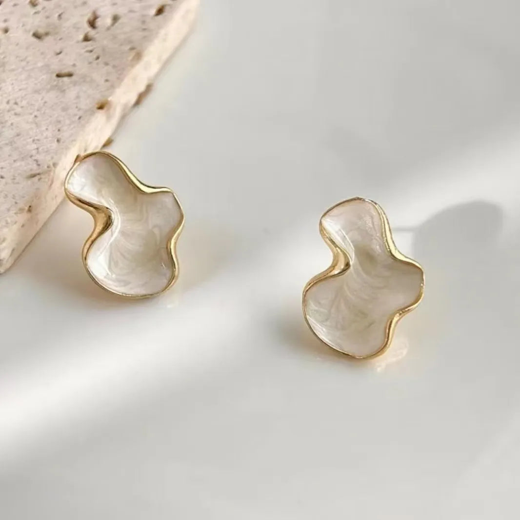 Artistic Abstract White Black Pink Color Cloud Irregular Stud Earring for Women Temperament Ear Jewelry Simple Party Gift