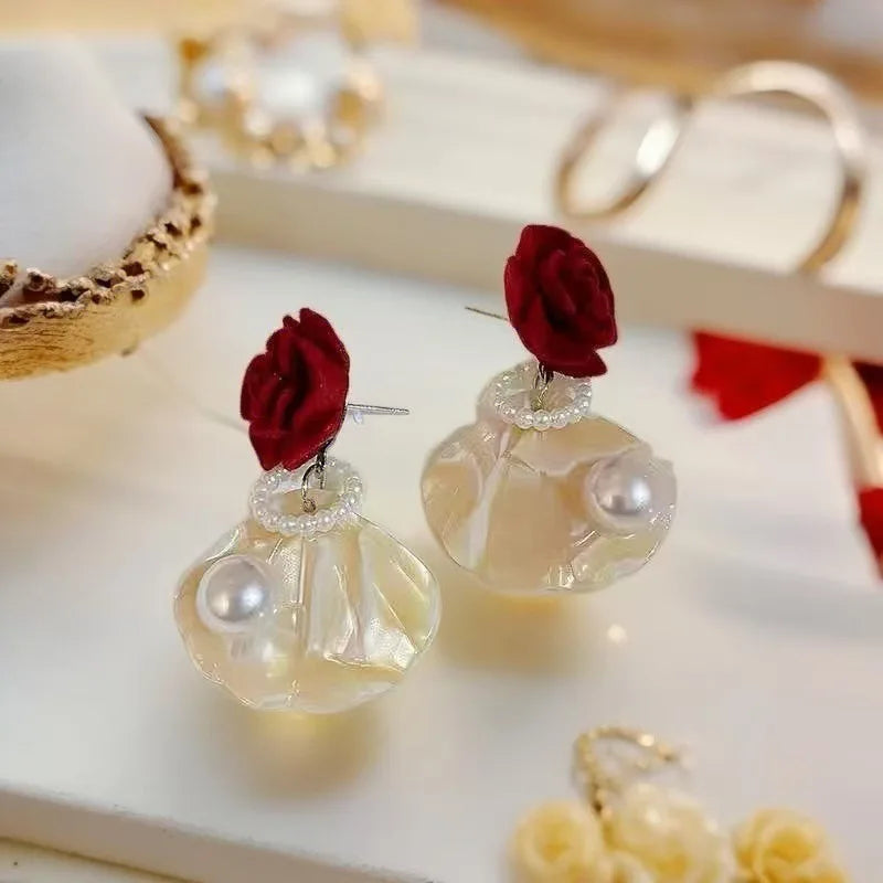 Fashion Unique Glossy Shell Flower Pendant Earrings for Women Temperament Pearl Earrings Sweet Design Wedding Gifts