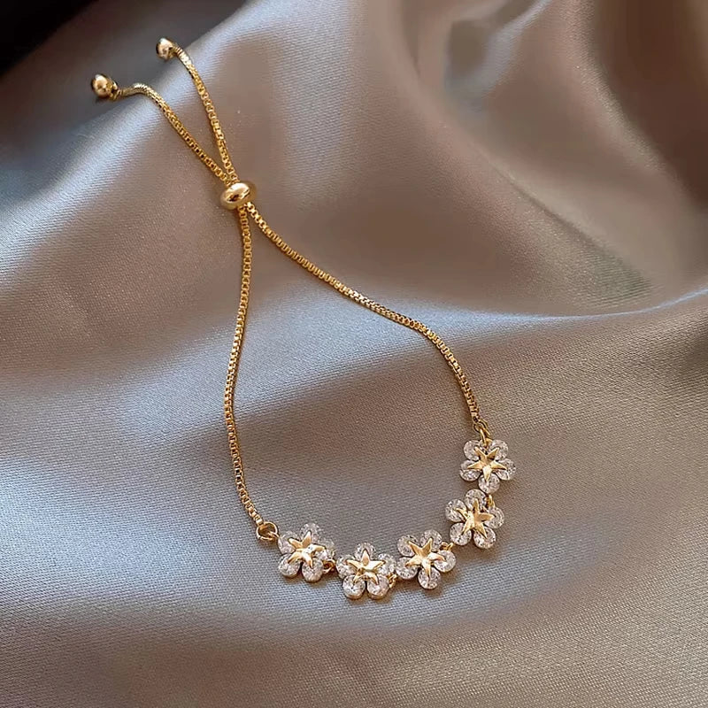 Exquisite Rhinestone Bracelet Ladies Fashion Stars Flower Charm Wristlet Bracelets Gold Color Adjustable Bangle Wedding Jewelry