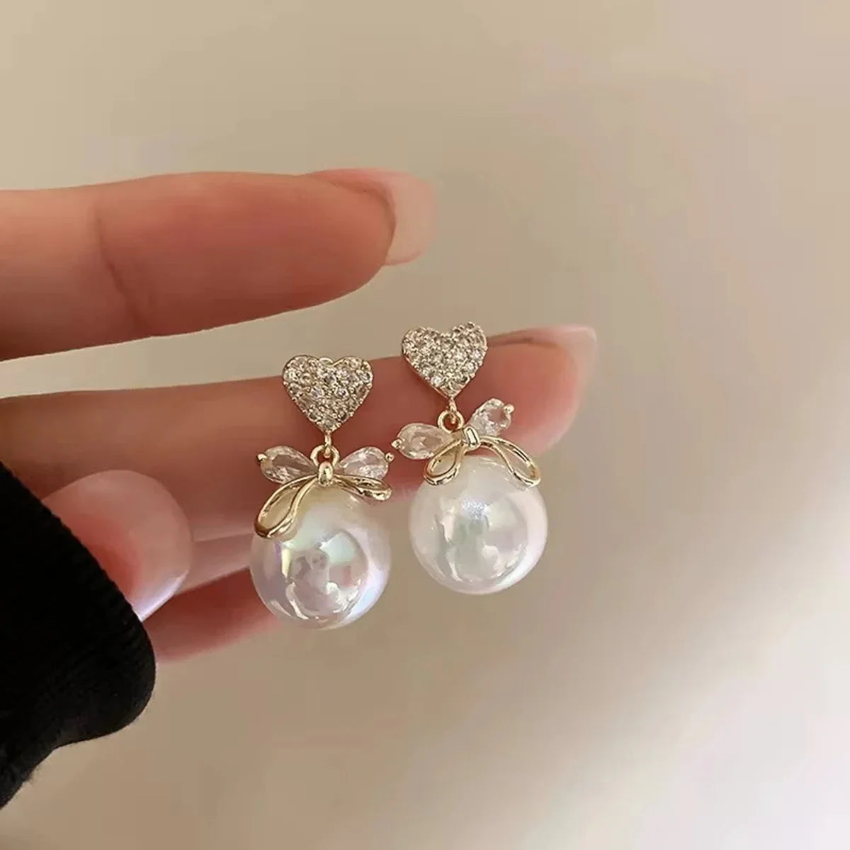 Fashion Unique Glossy Shell Flower Pendant Earrings for Women Temperament Pearl Earrings Sweet Design Wedding Gifts