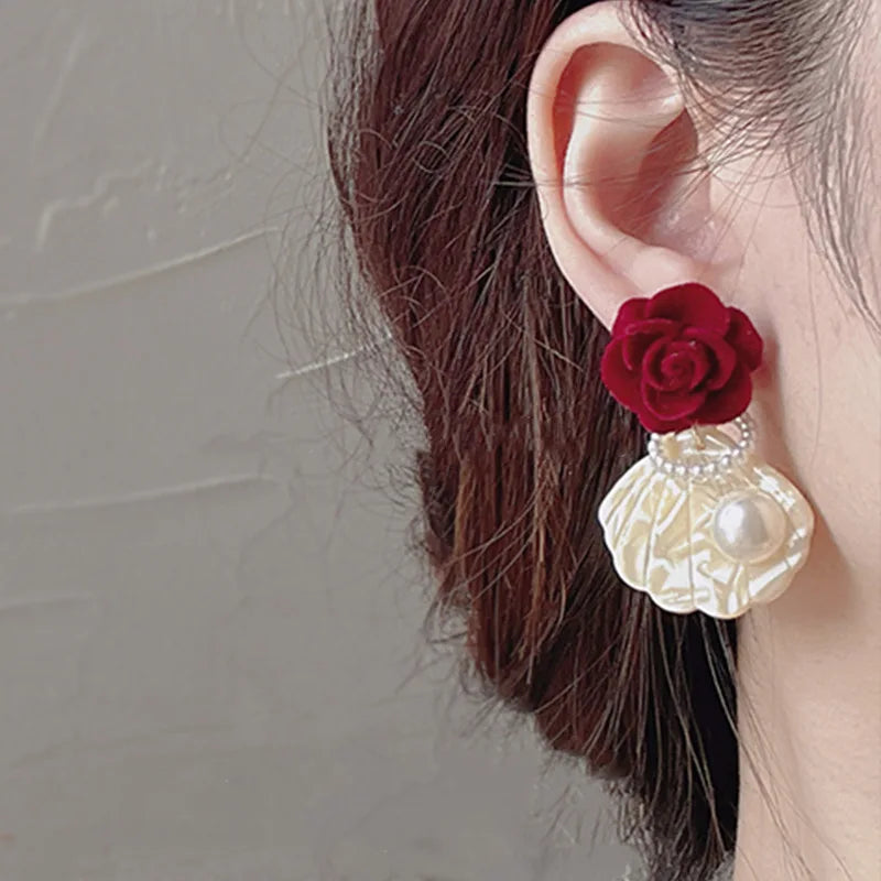 Fashion Unique Glossy Shell Flower Pendant Earrings for Women Temperament Pearl Earrings Sweet Design Wedding Gifts