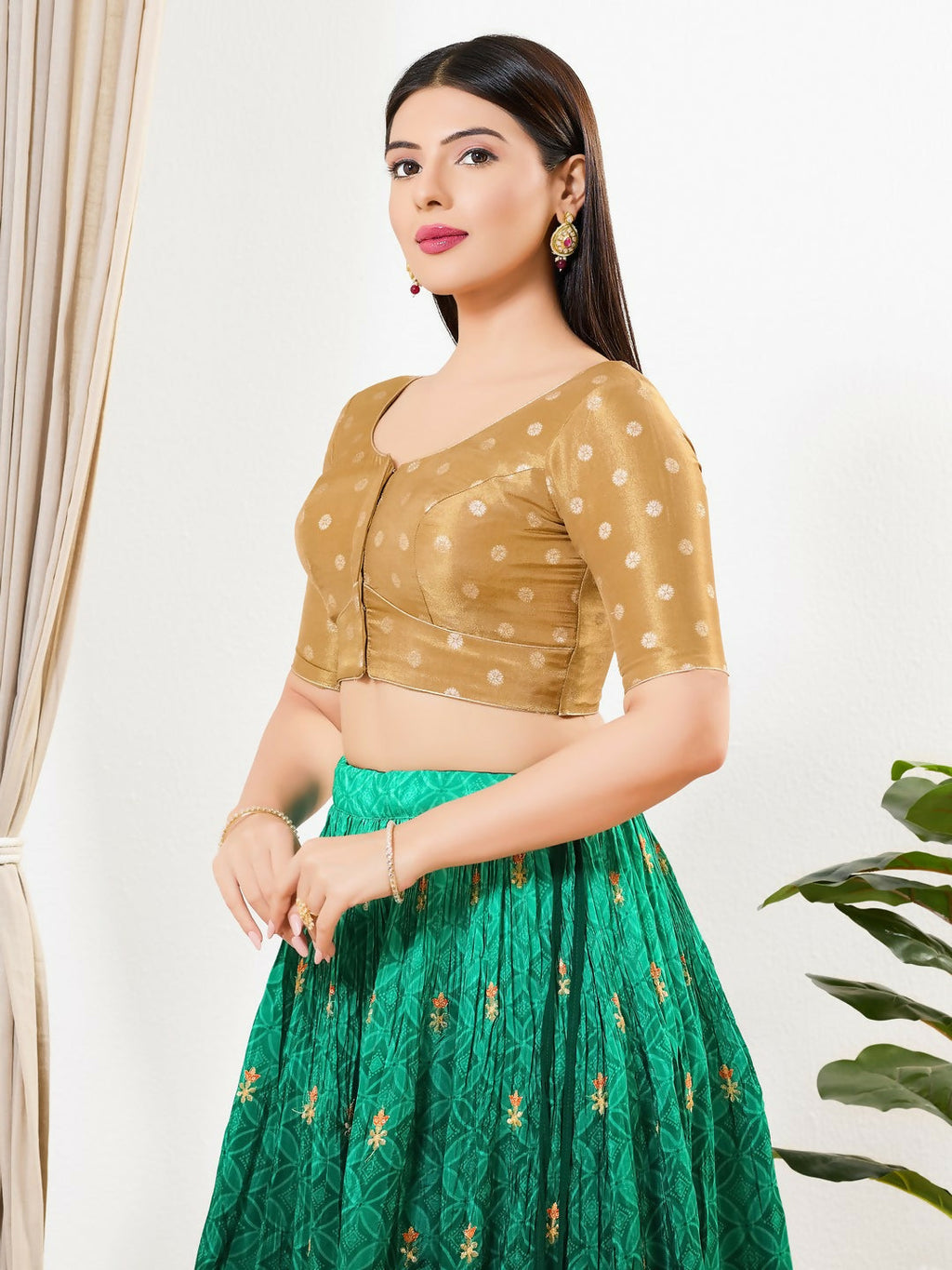 Gold tissue padded blouse with round neck and elbow-length sleeves
