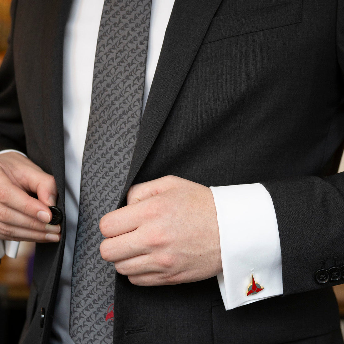 Star Trek Klingon Insignia Cufflinks in Red and Rhodium Finish - Image 2