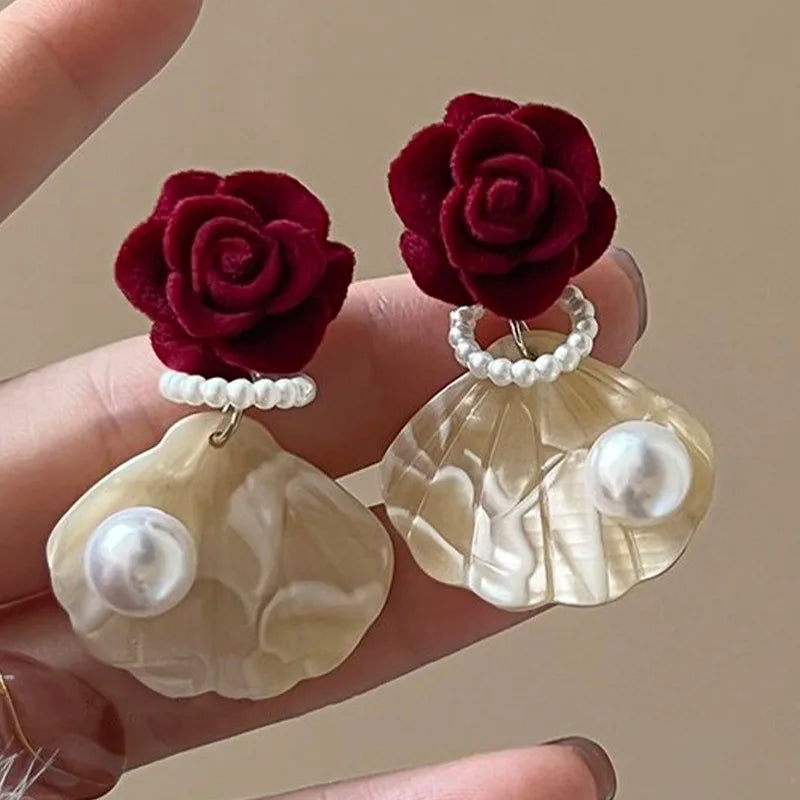 Fashion Unique Glossy Shell Flower Pendant Earrings for Women Temperament Pearl Earrings Sweet Design Wedding Gifts