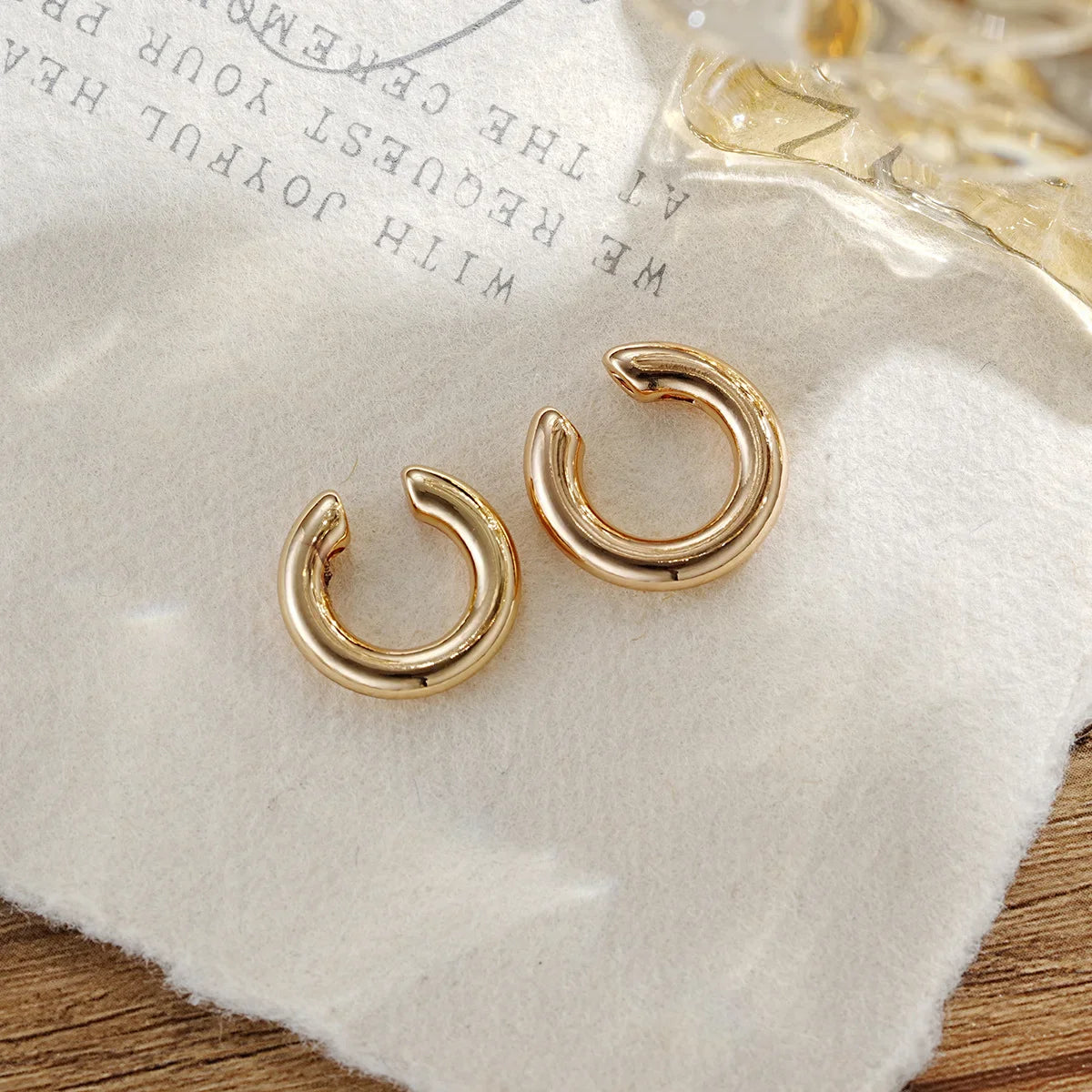 Fashion Smooth Circle C Shape Clip Earrings For Women Lightweight Non-Piercing Cartilage Ear Cuff Daily Wear Jewelry Gifts 2025