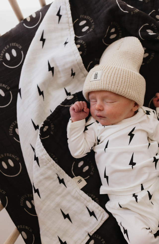 Muslin Quilt | Charcoal ff Smile & White Bolt