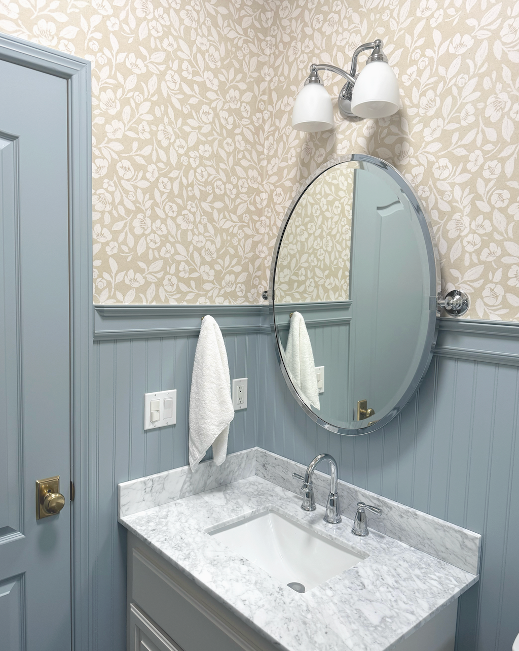 Aynsley Floral Wallpaper – Traditional Beige & Cream Wall Decor