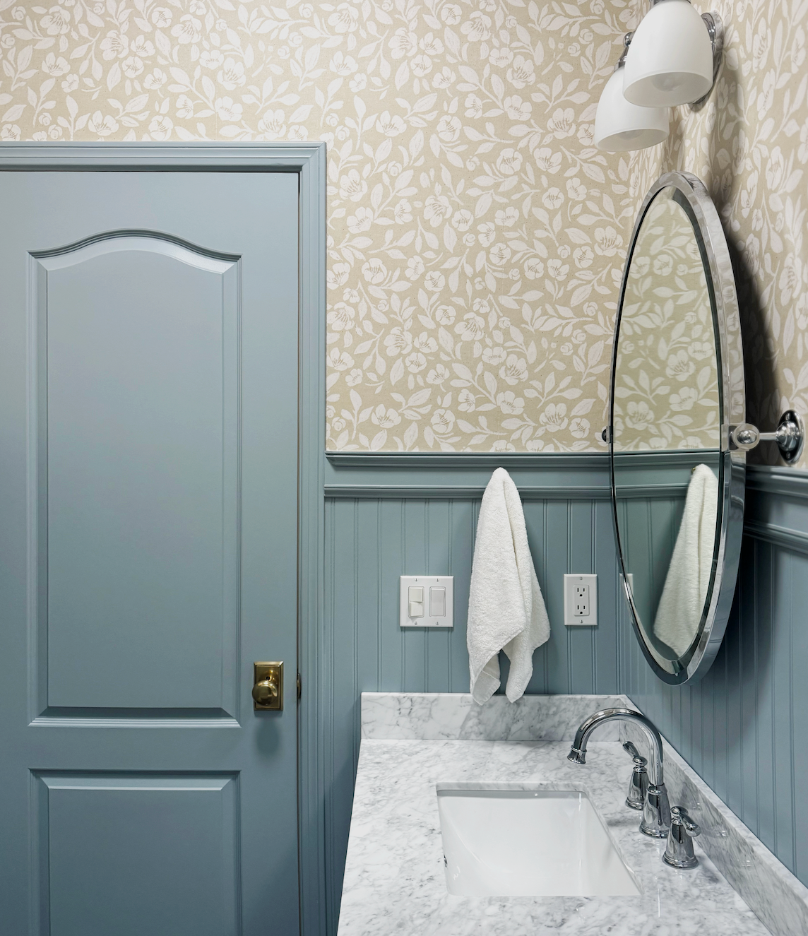 Aynsley floral pattern wallpaper in beige and cream shades for traditional home decor