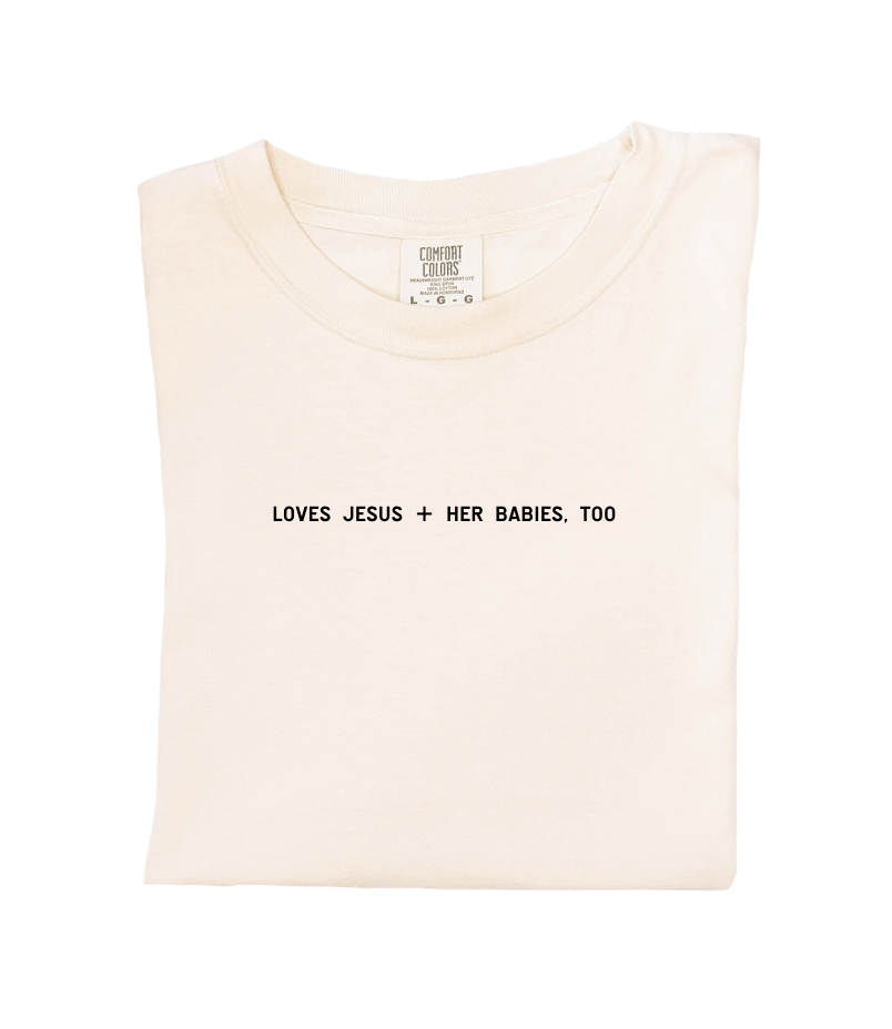 Relaxed fit 100% cotton graphic tee in off-white.