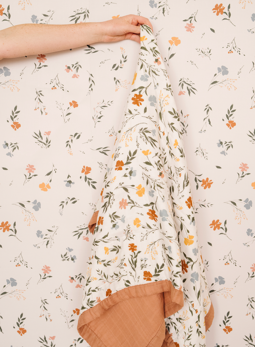 Fleurs Wallpaper Decorative Floral Print for Nursery and Home