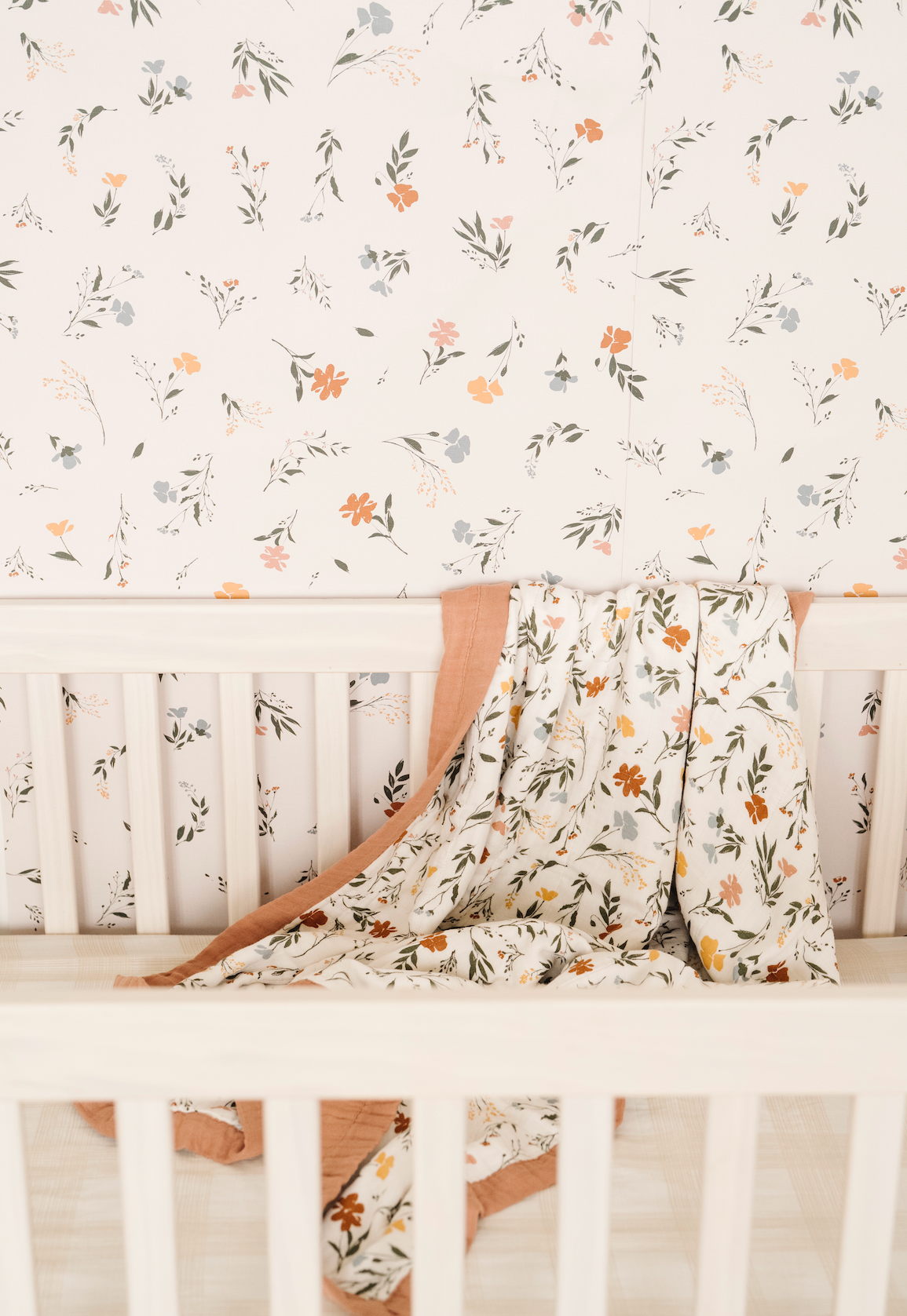 Fleurs Wallpaper Decorative Floral Print for Nursery and Home