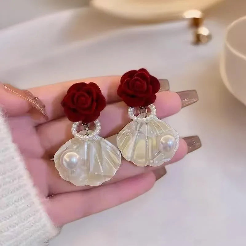 Fashion Unique Glossy Shell Flower Pendant Earrings for Women Temperament Pearl Earrings Sweet Design Wedding Gifts