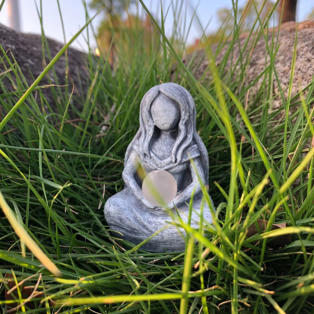 Zen-Inspired Moon Goddess Statue Imitation Stone Resin Ornament - Image 4