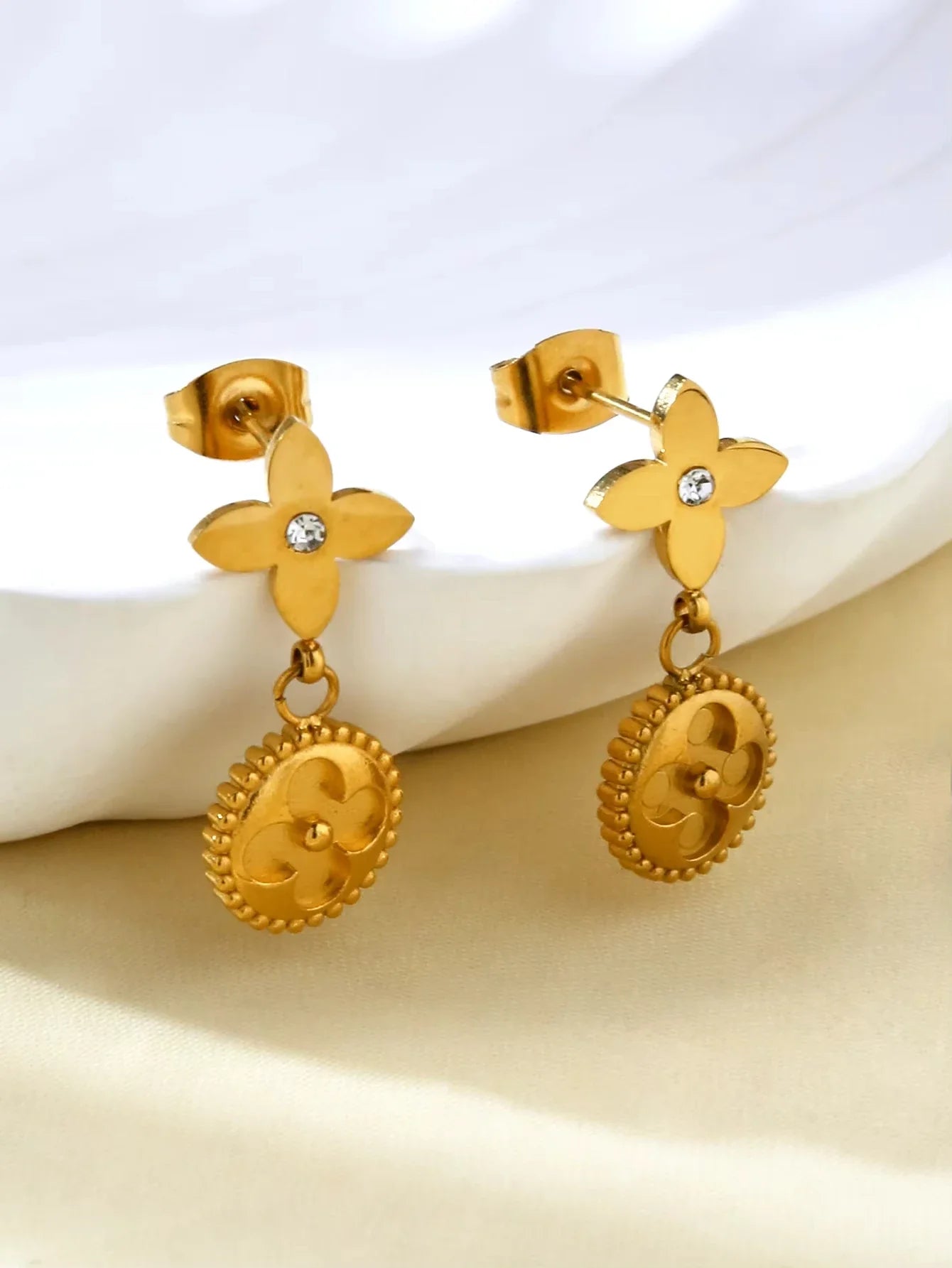 Elegant Temperament Premium Sense Of One Hundred Stainless Steel Four-Leaf Clover Round Pendant Flower Earrings Female