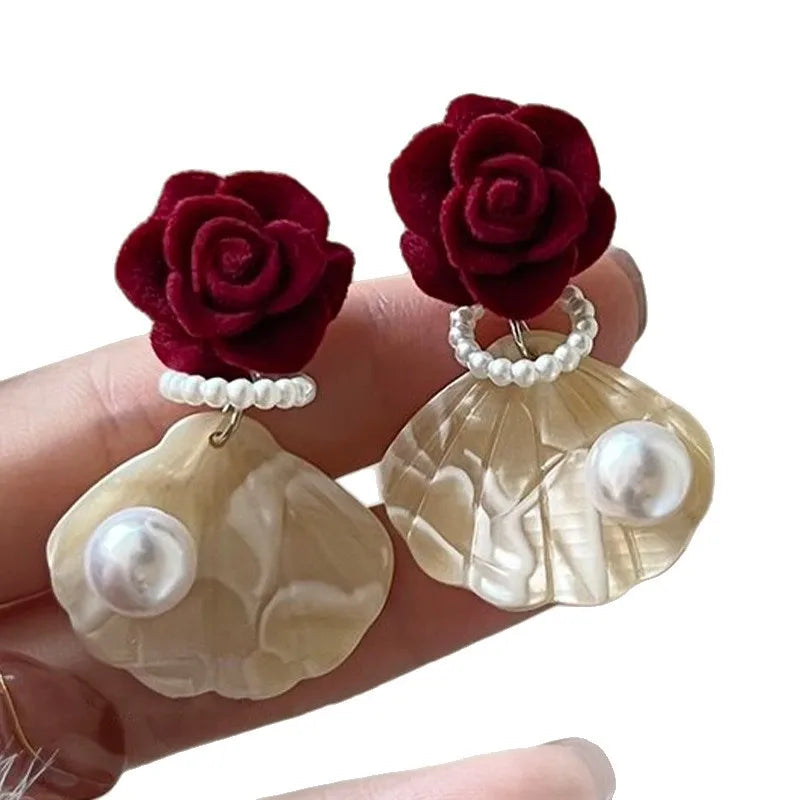 Fashion Unique Glossy Shell Flower Pendant Earrings for Women Temperament Pearl Earrings Sweet Design Wedding Gifts