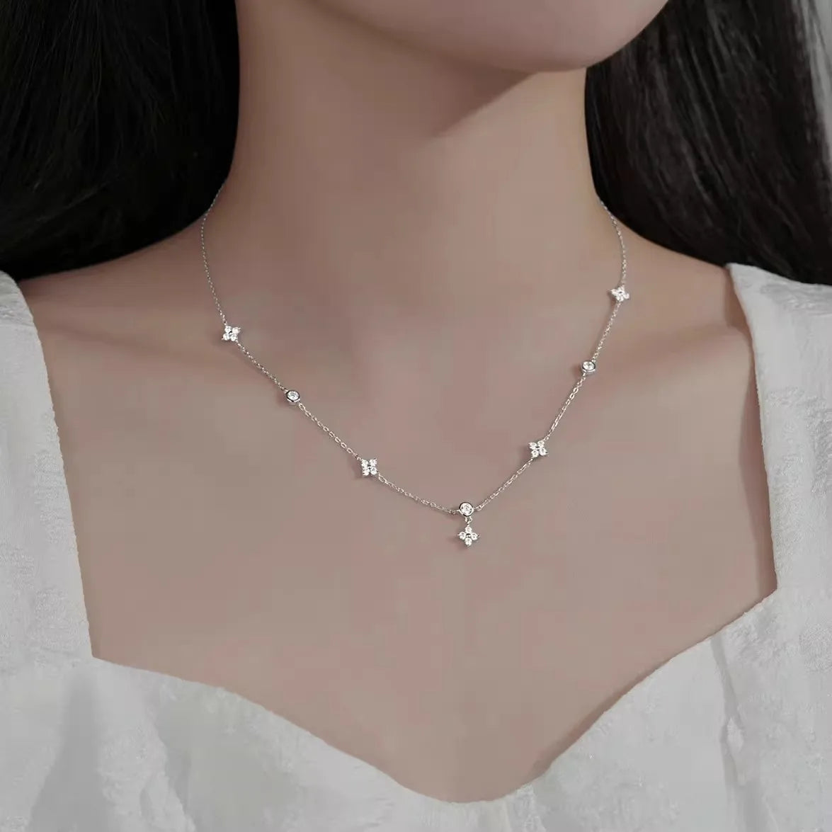 A S925 silver lucky four-leaf clover necklace, fashionable and elegant, perfect for Valentine's Day jewelry gifts