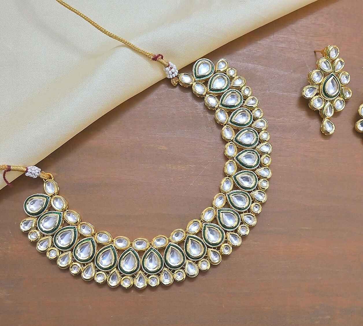A premium white Kundan neckpiece with a copper base, styled for traditional ethnic attire.