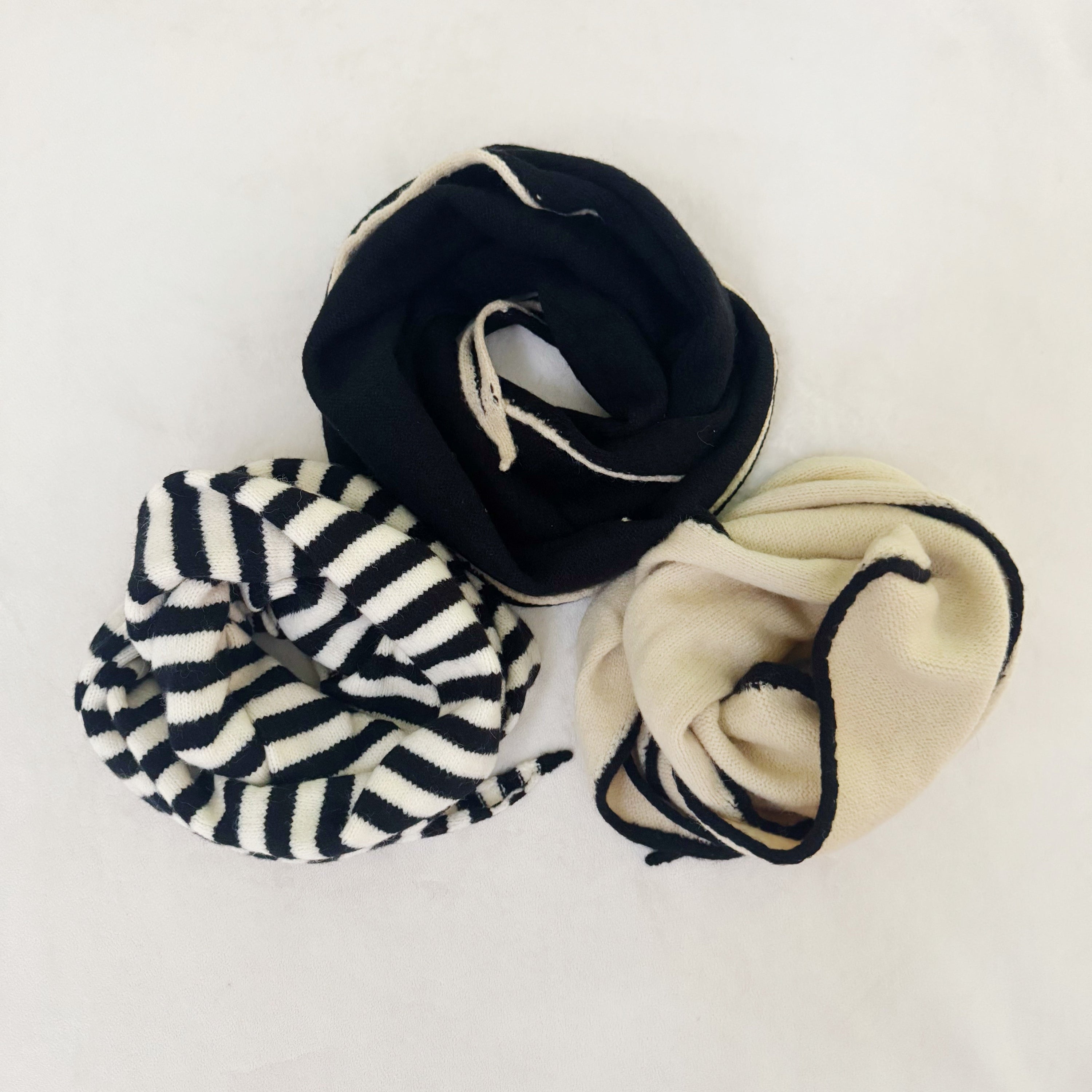 Slim Minimalist Knit Scarf – Two-Tone Cozy Yarn