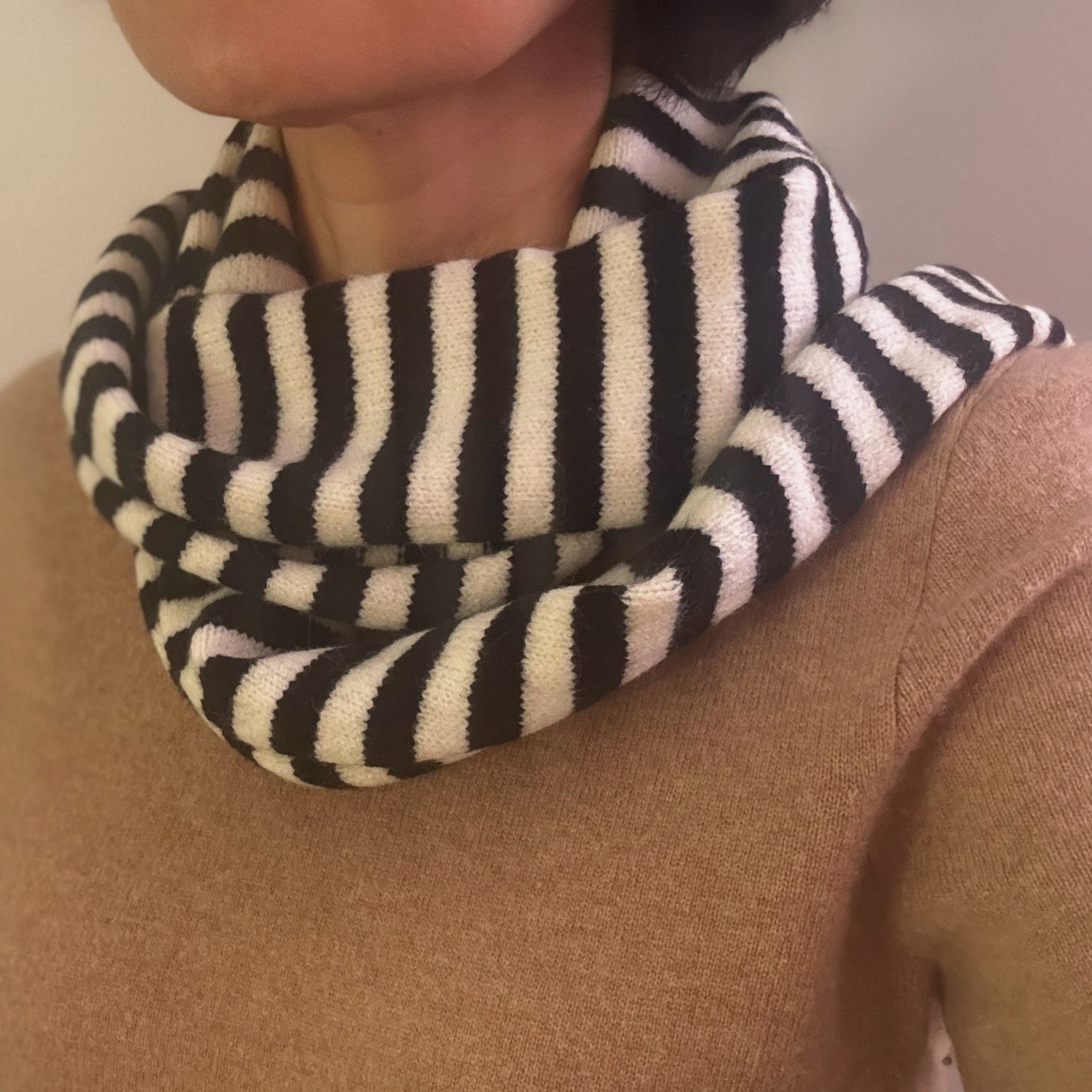 Slim Minimalist Knit Scarf – Two-Tone Cozy Yarn