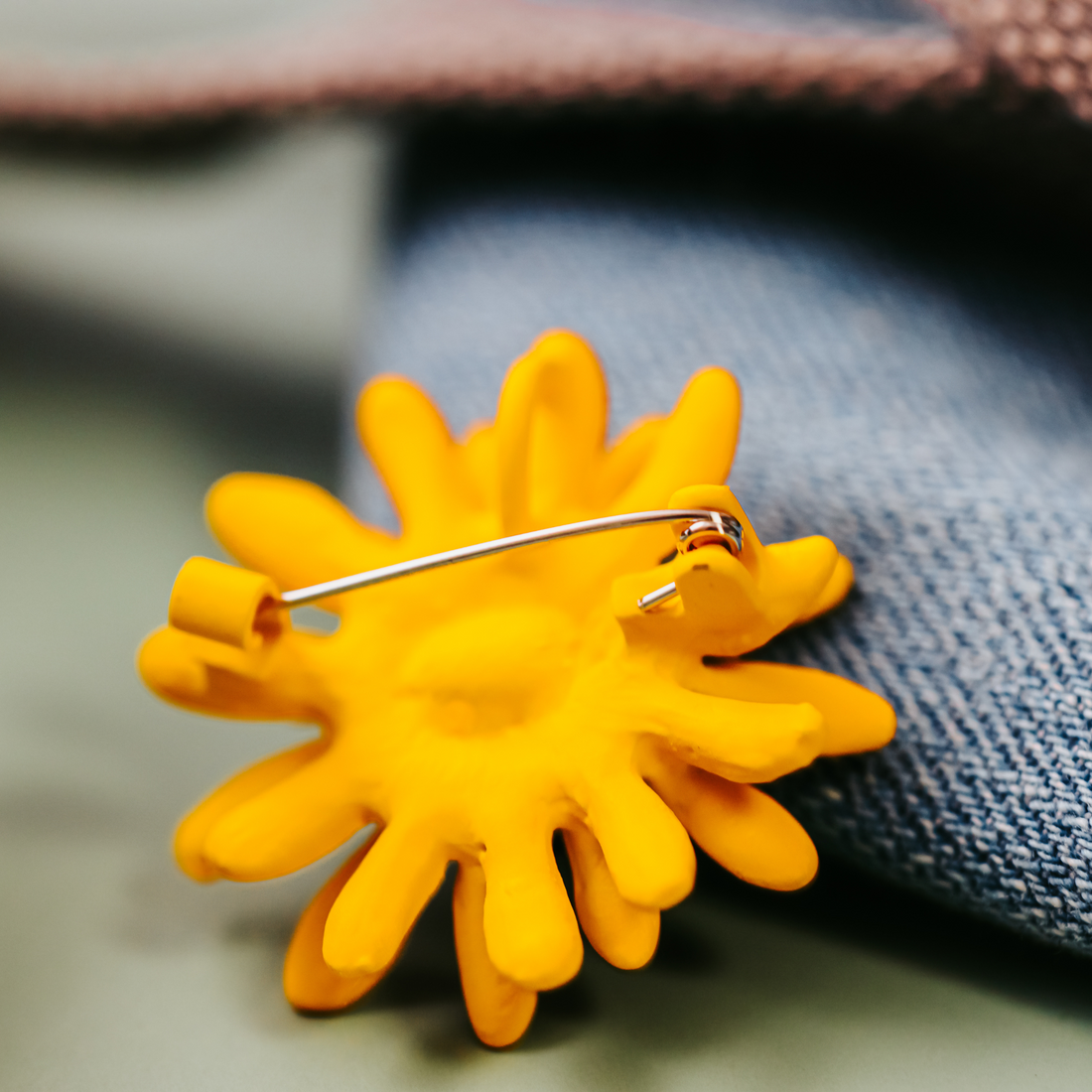 Sunflower Enamel Pin – Realistic Yellow Flower Lapel Pin for Jackets & Gifts