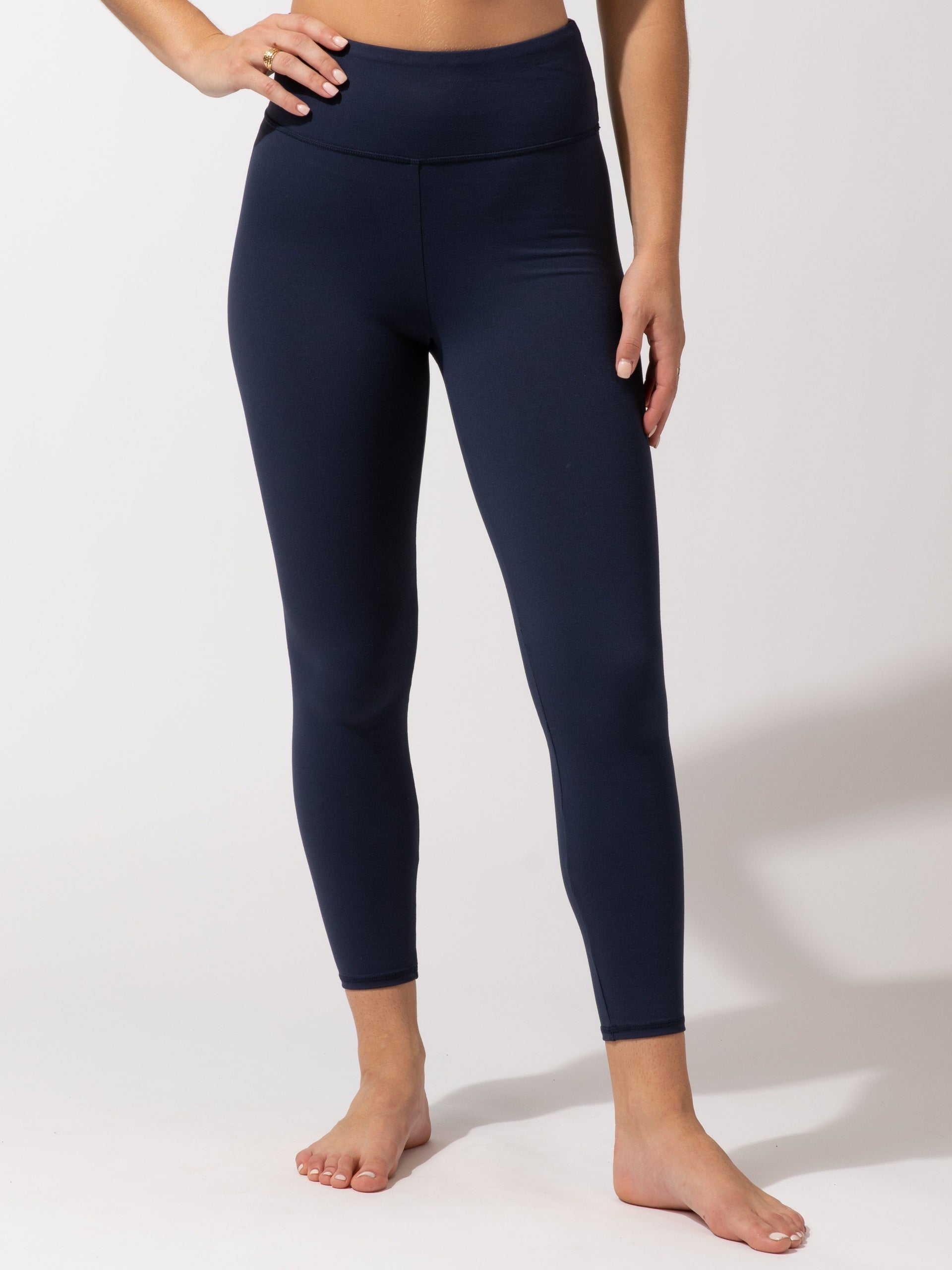 Navy blue Comfort Fit ankle-length leggings with a high-rise waistband