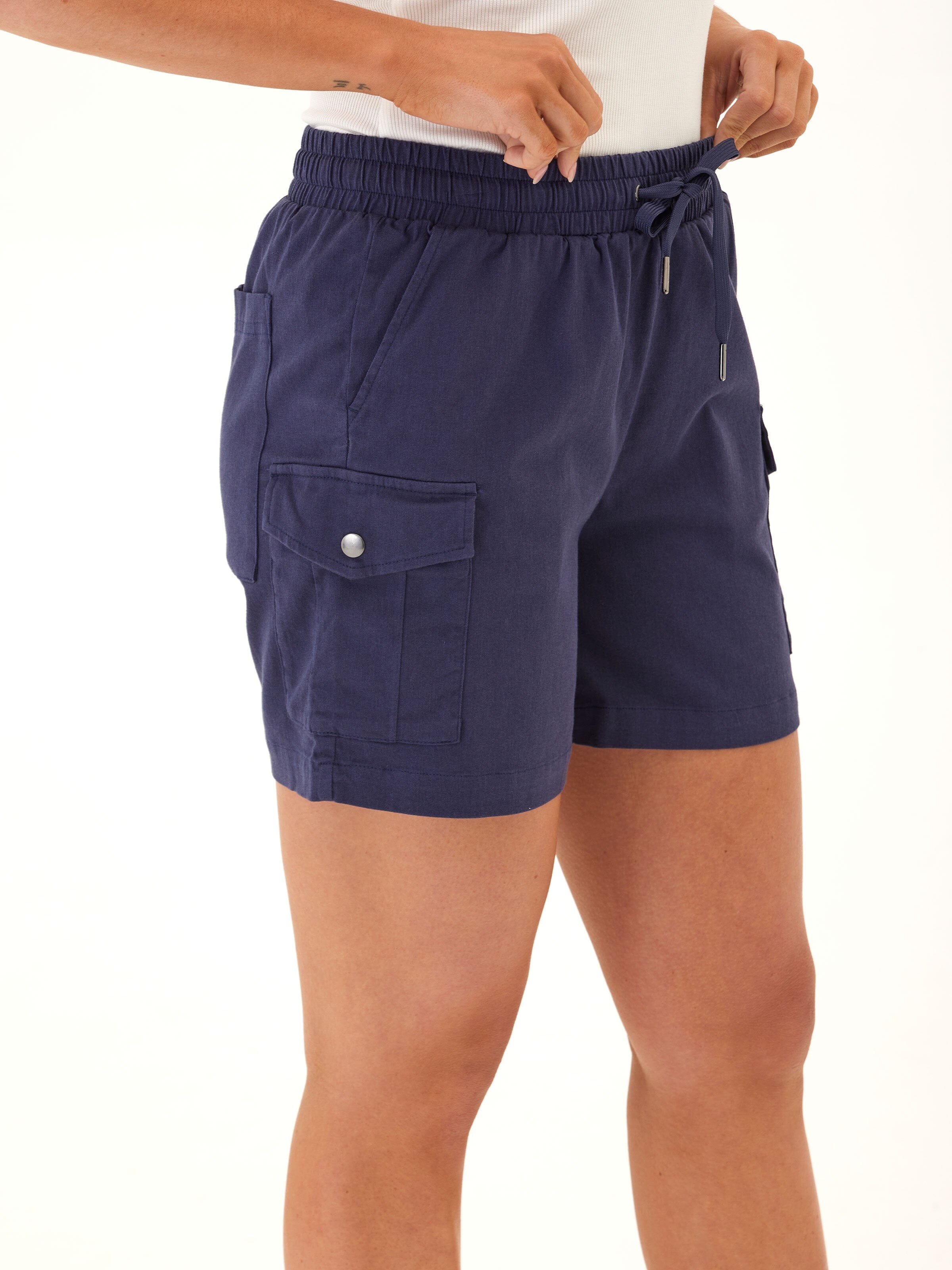 Women's Mid-Rise Stretch Twill Cargo Shorts in Navy