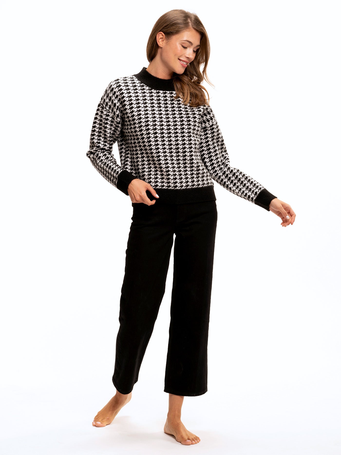 Elexia Houndstooth Knit Sweater in Black and White