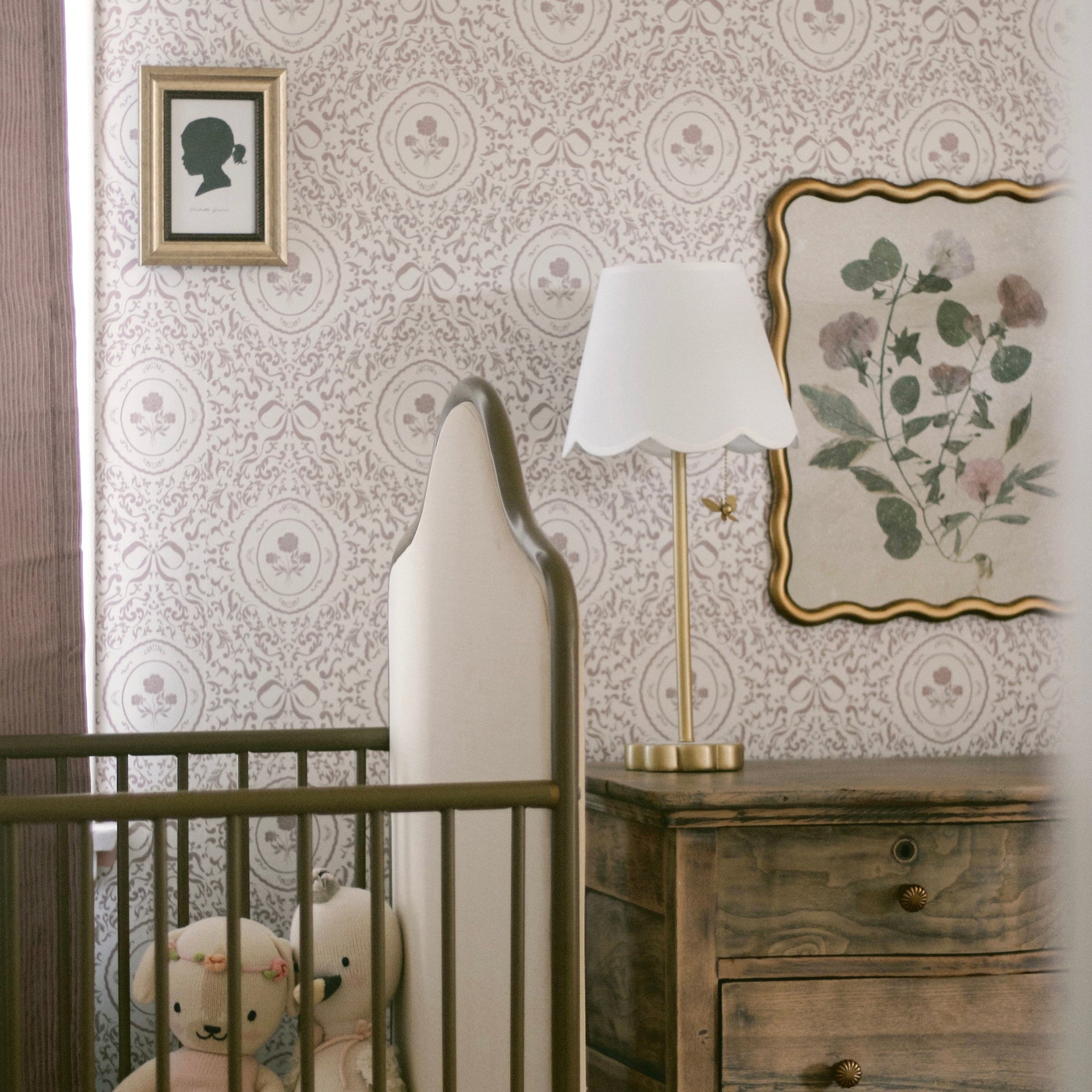 Louise floral wallpaper in beige and cream showcasing a soft vintage aesthetic.