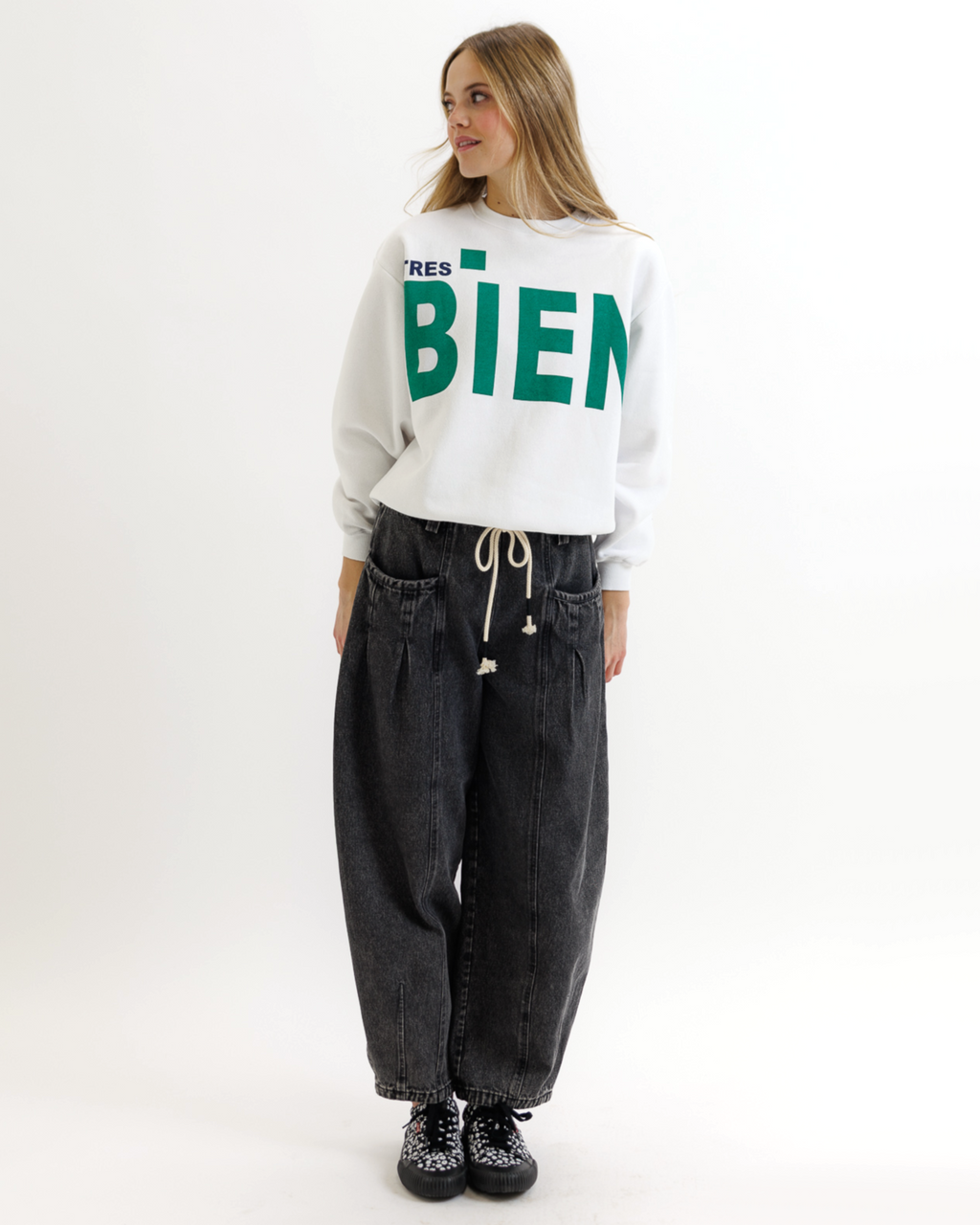 Tres Bien Graphic Crewneck Sweatshirt in White - Image 3