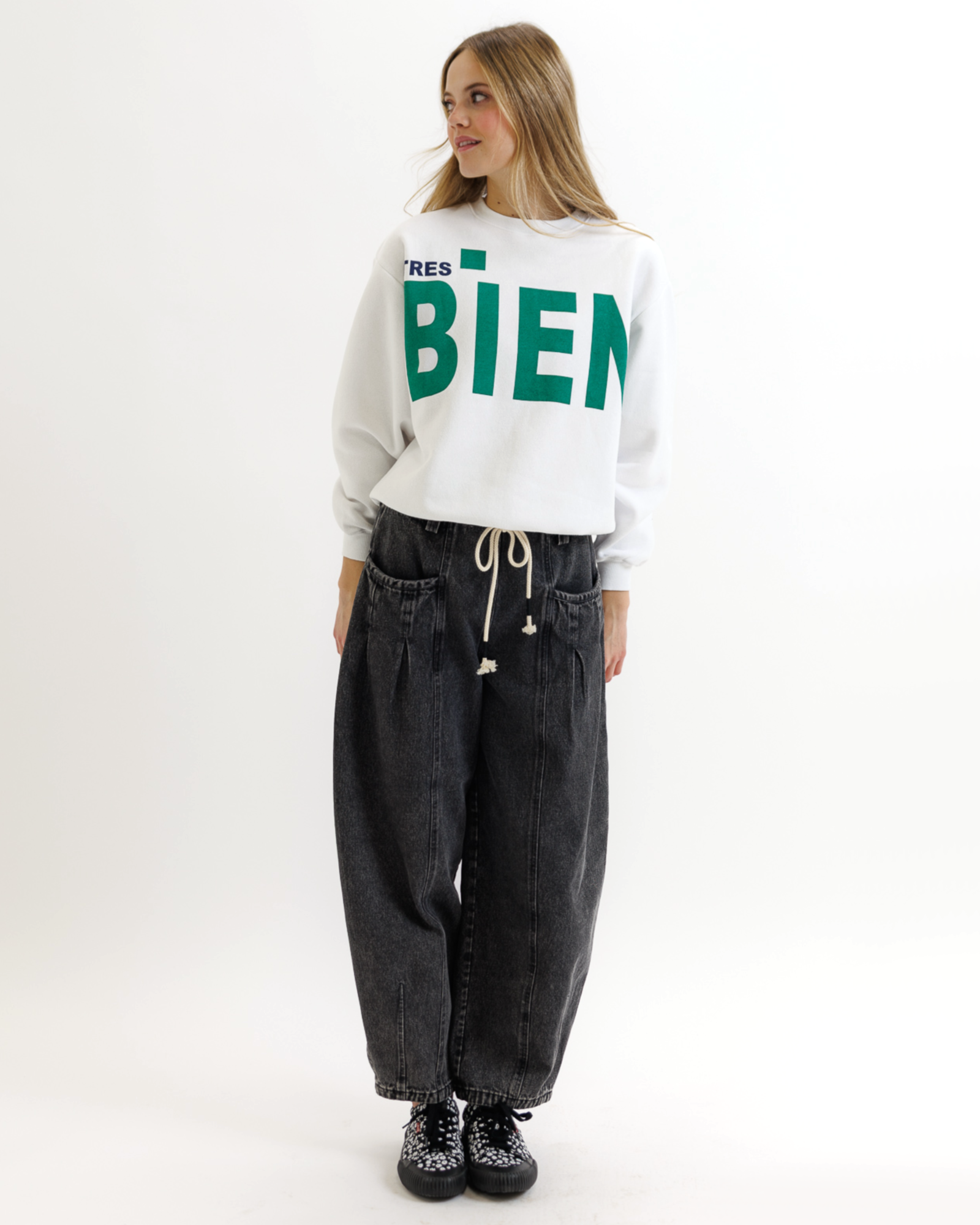 Tres Bien Graphic Crewneck Sweatshirt in White - Image 3