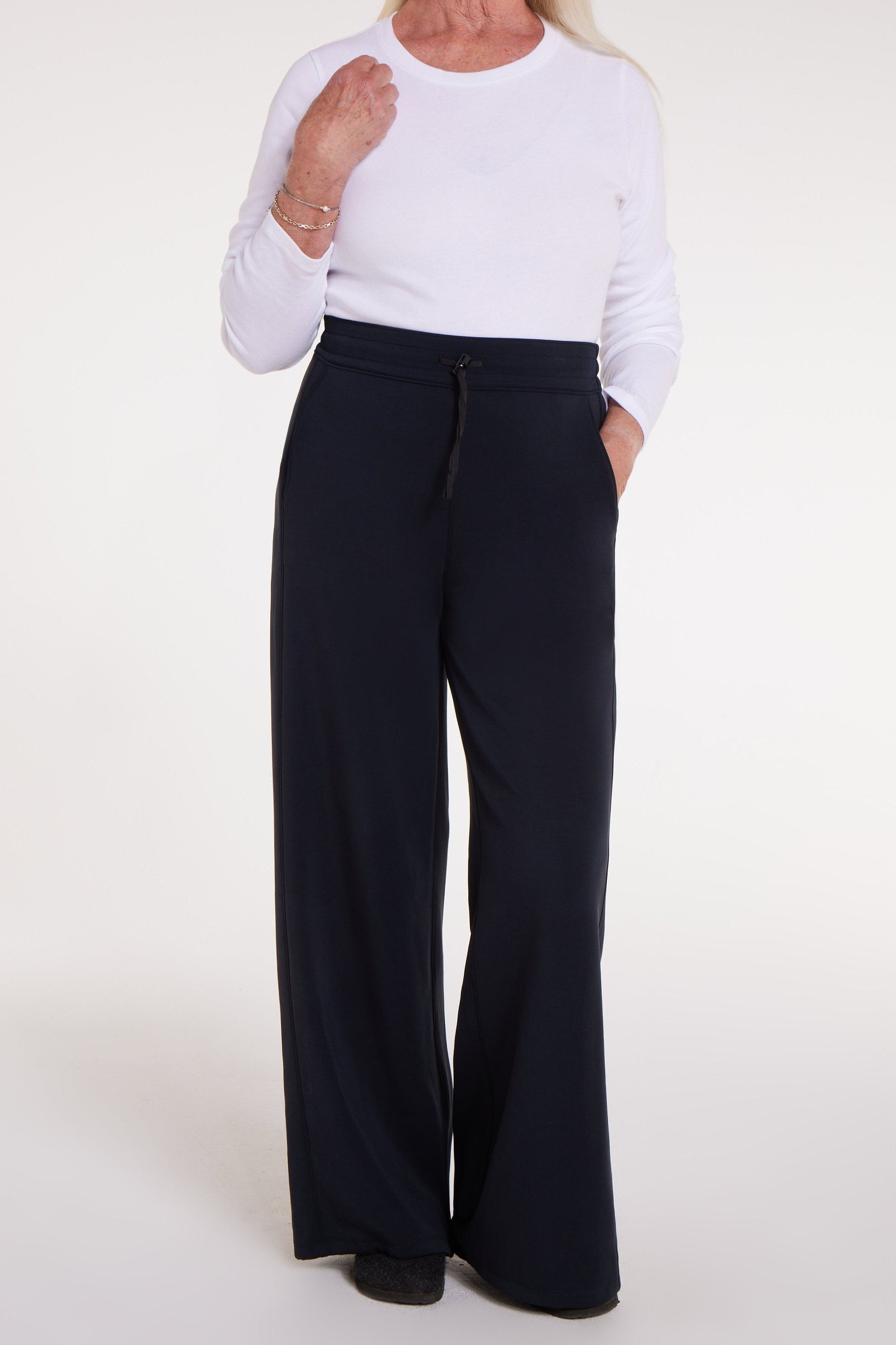 Genevieve Adaptable Pullover in Black