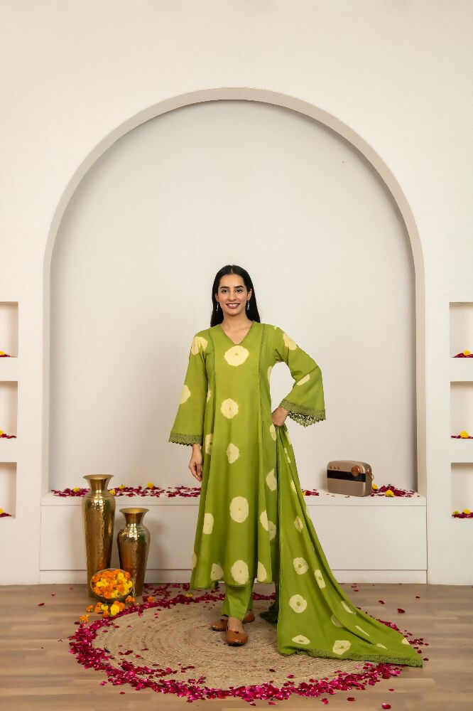 Model wearing a green tie and dye cotton suit set with a comfortable fit.