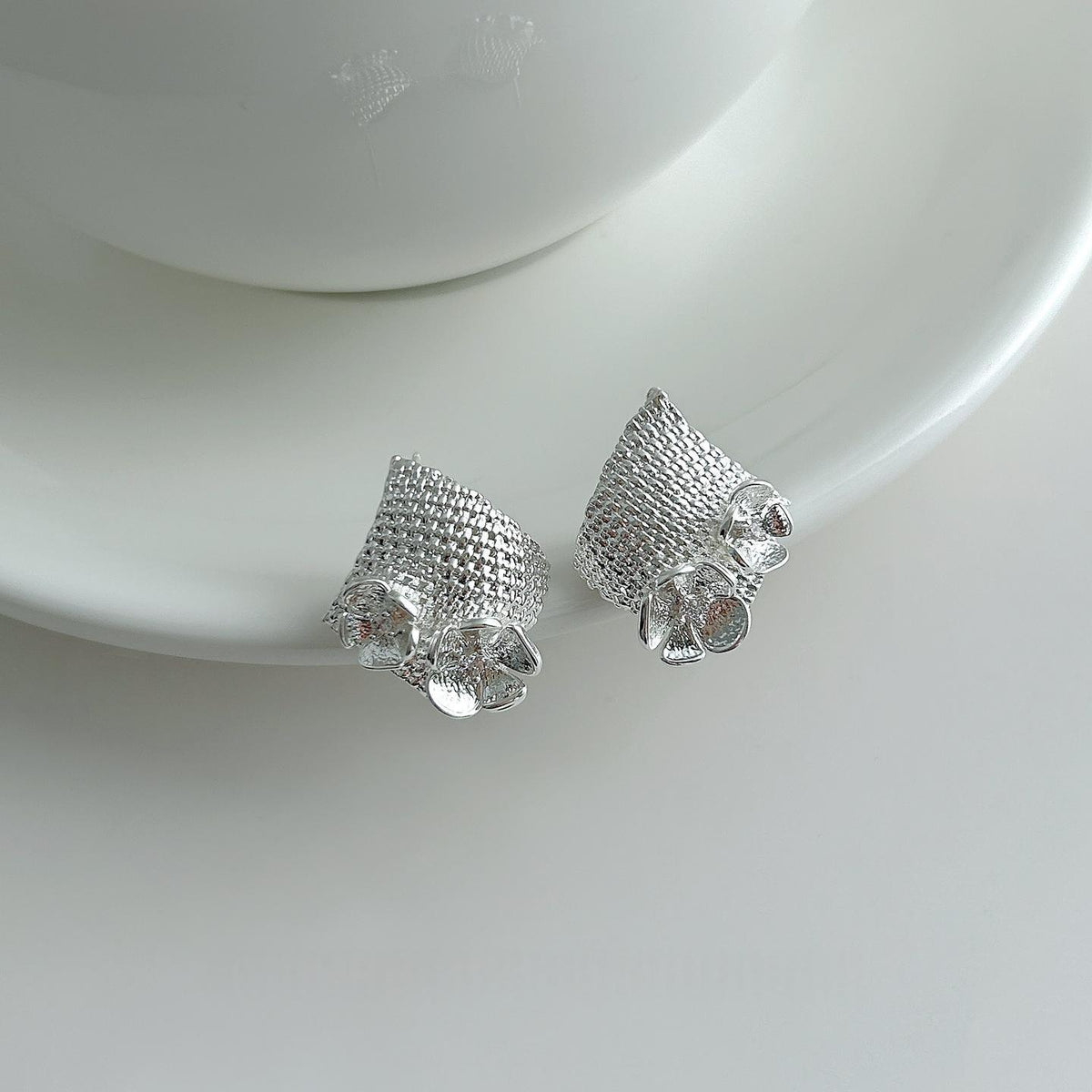 Hollow-out Diamond-shaped Flower Earrings For Women