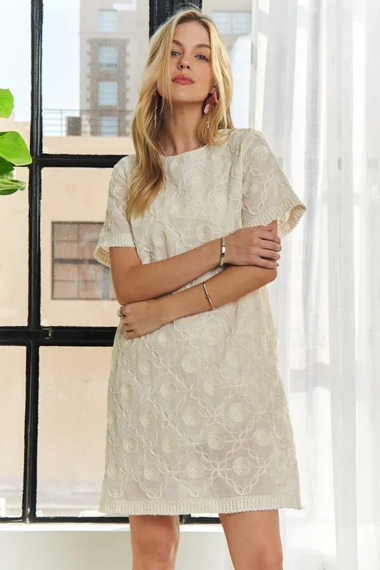 Applique Round Neck Short Sleeve Shift Dress in Cream