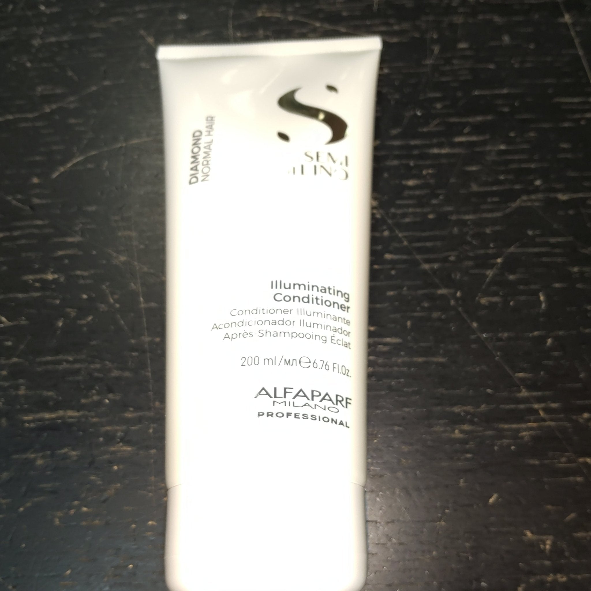 Alfaparf Semi Di Lino Diamond Illuminating Conditioner tube in minimalist white packaging
