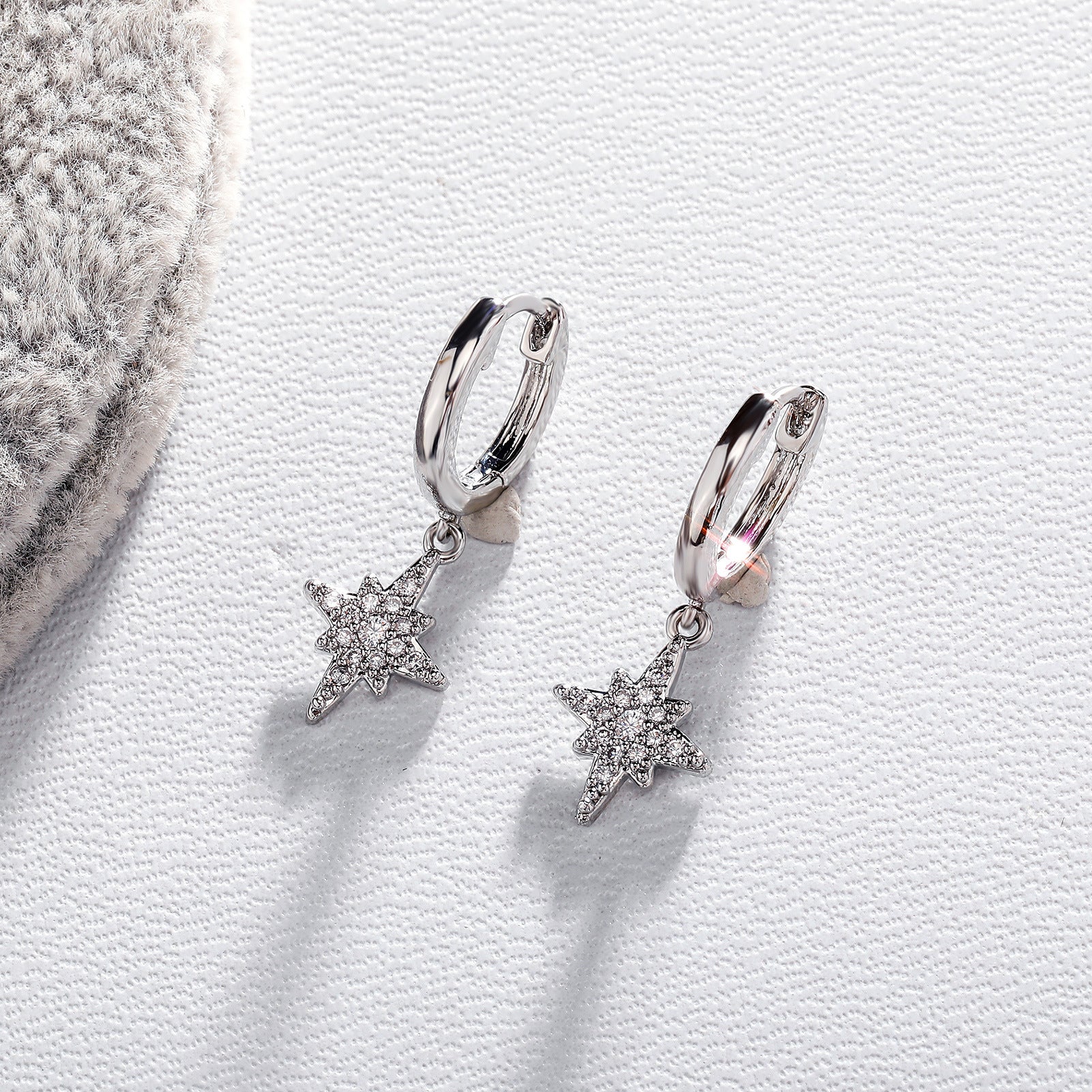Close-set Zircon Cool Temperament Earrings