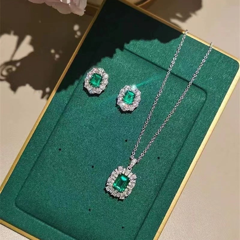 Ultra-shiny Elegant Emerald Set Ring For Women