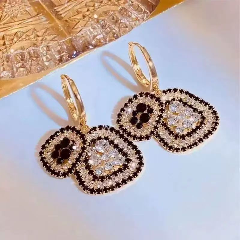 French Hepburn Style Geometric Rhinestone Ear Cuffs Light Luxury
