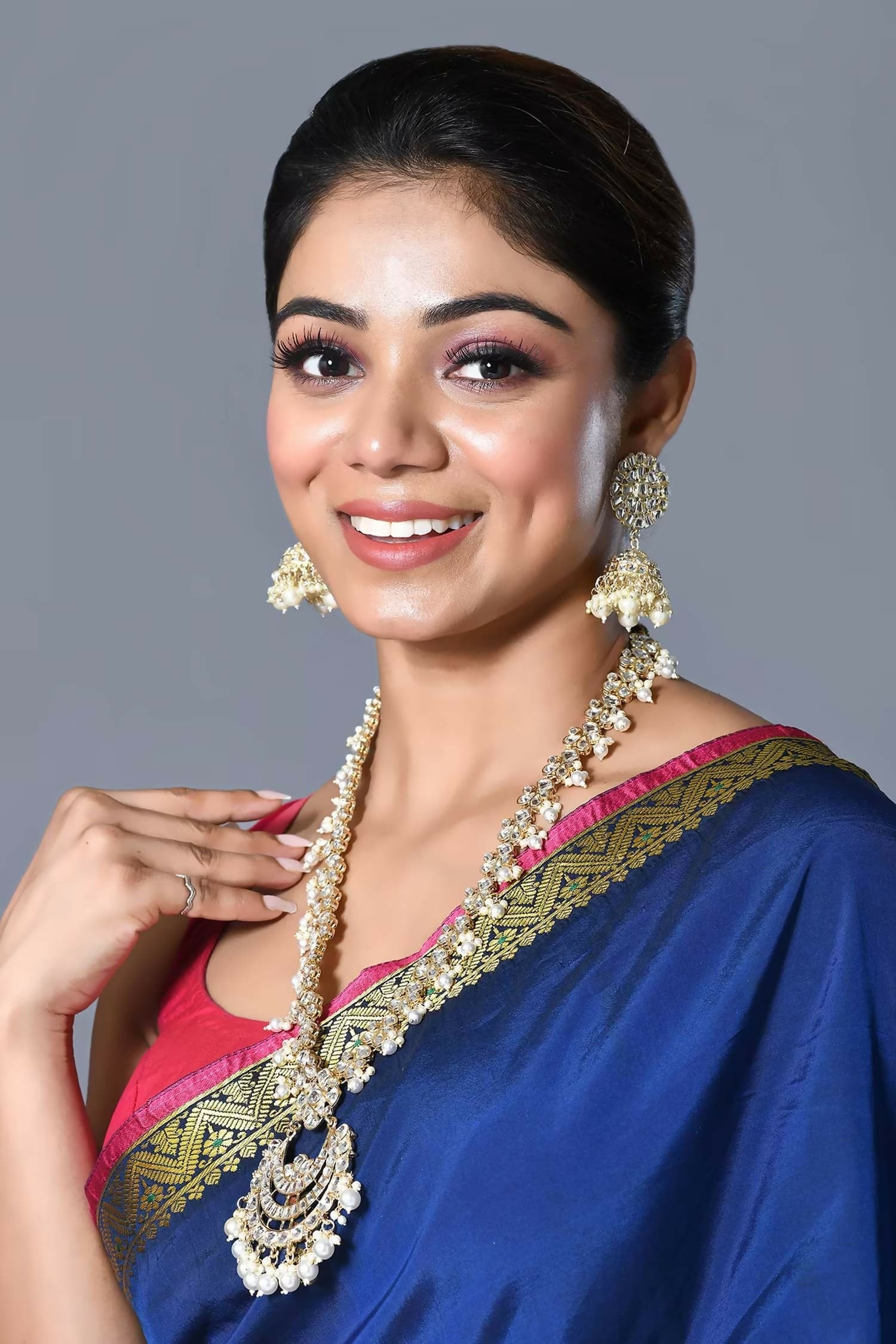 Elegant Golden White necklace set with Kundan, pearls, and onyx stones