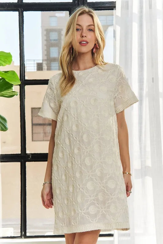 Applique Round Neck Short Sleeve Shift Dress in Cream