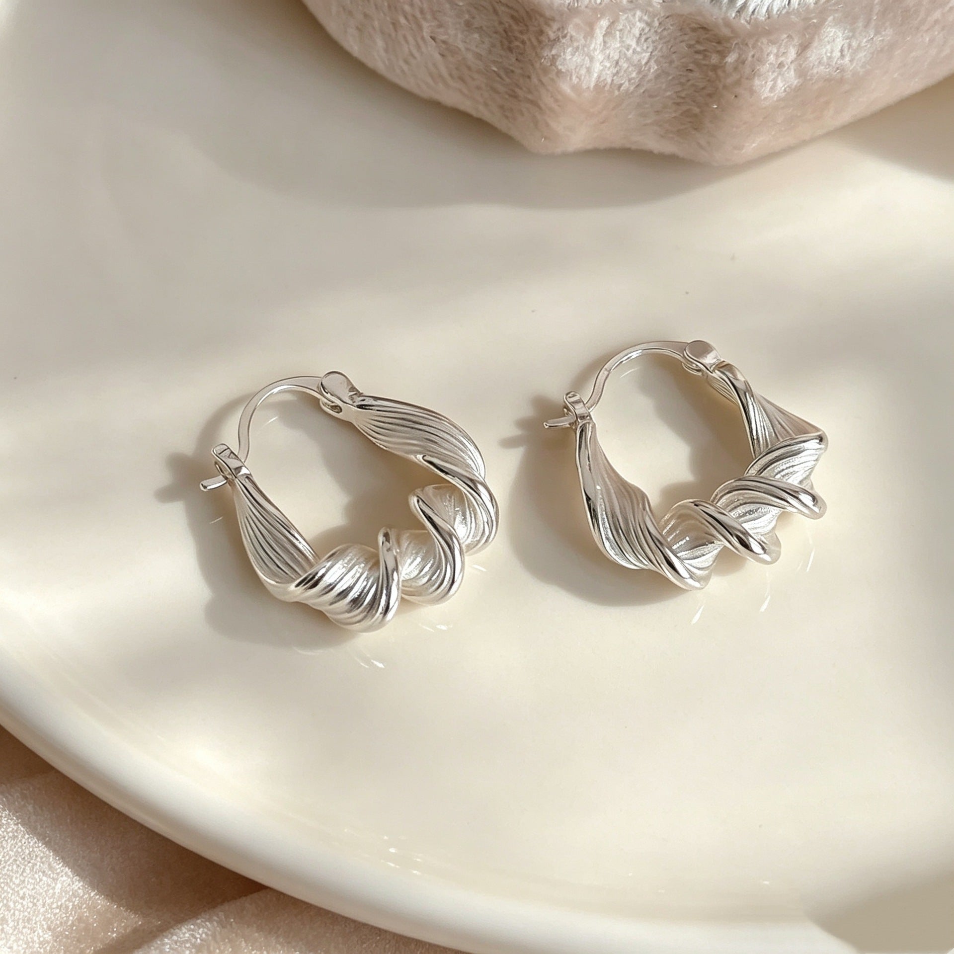 Retro Gold Twisted Cable Earrings Face-framing For Round And Square Faces