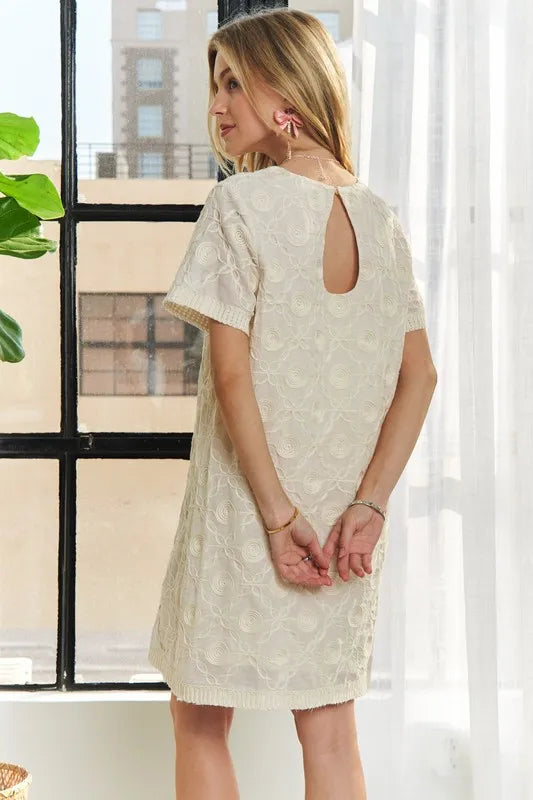 Applique Round Neck Short Sleeve Shift Dress in Cream