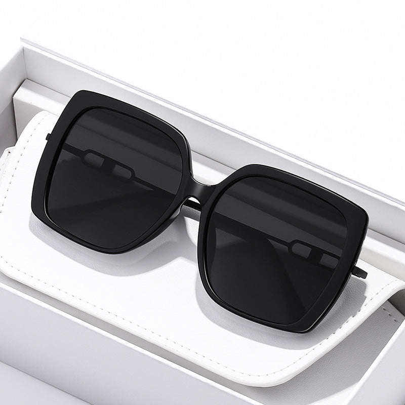 Oversized polarized sunglasses with metal frame in black, pink, and tortoiseshell.