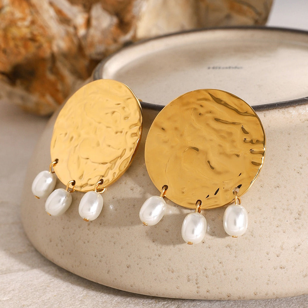 18K gold stylish round earrings with hammered and pearl design